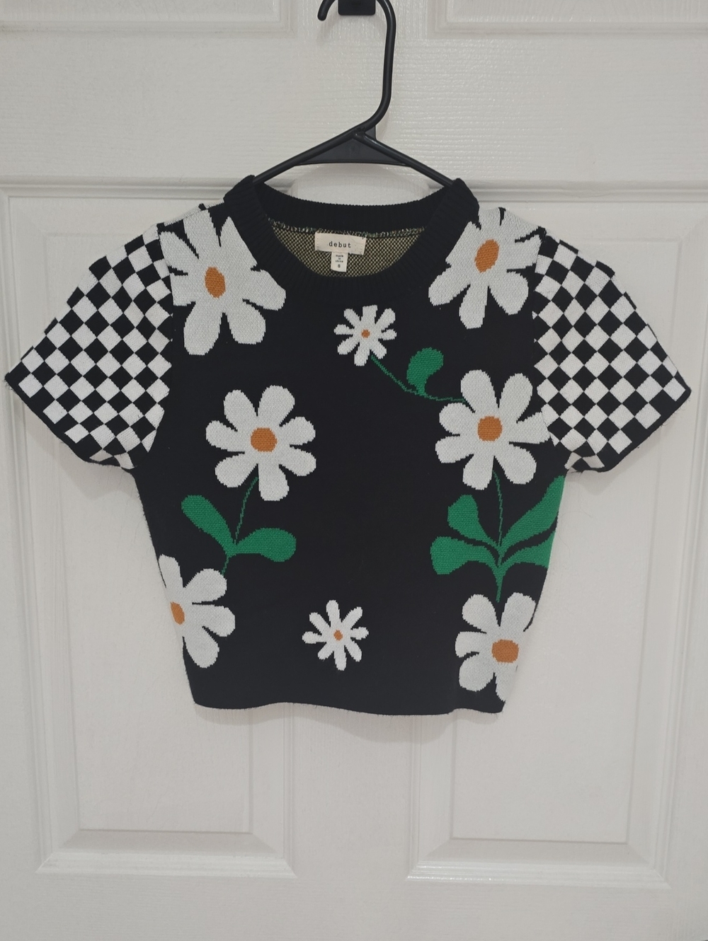 debut Black Knit Tee with White Daisy & Green Stems NWOT